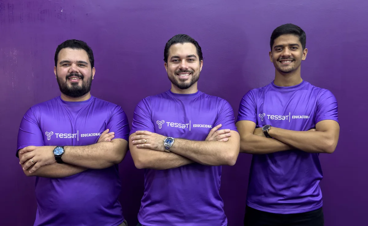Os três sócios da Tessat de camiseta roxa